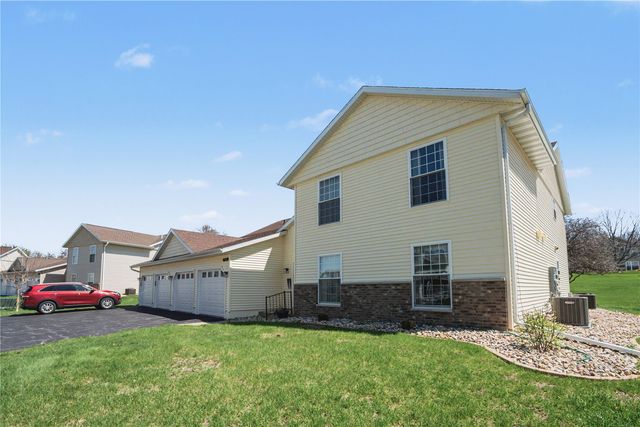 4019 Summerfield Ln NE D, Cedar Rapids, IA 52402
