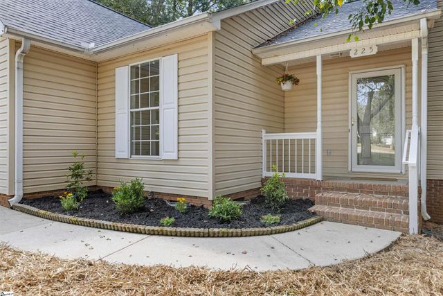 225 Clear Lake Drive, Simpsonville, SC 29680