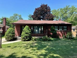 8429 Whitefield Street, Dearborn Heights, MI 48127
