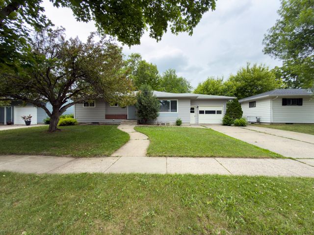 1107 17th Street S, Moorhead, MN 56560