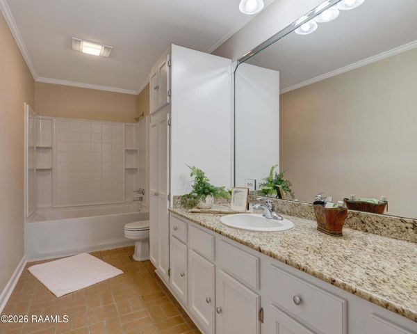 310 S Evangeline Street, New Iberia, LA 70560