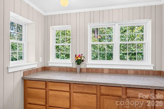 28 Chatham Road, Asheville, NC 28804