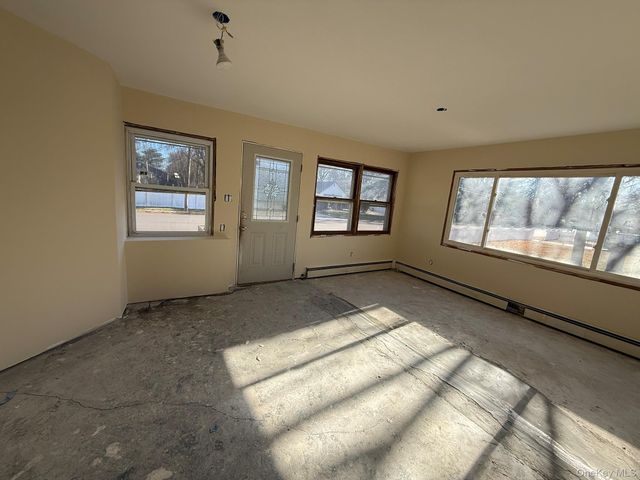 24 Poplar Place, Bay Shore, NY 11706