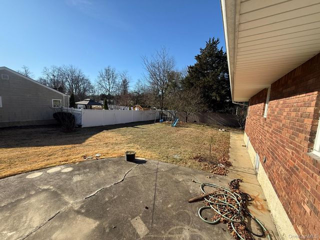 24 Poplar Place, Bay Shore, NY 11706