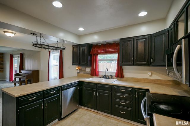500 N 6TH Street, Pekin, IL 61554