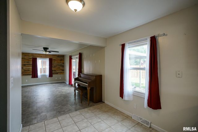 500 N 6TH Street, Pekin, IL 61554