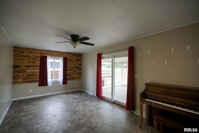 500 N 6TH Street, Pekin, IL 61554