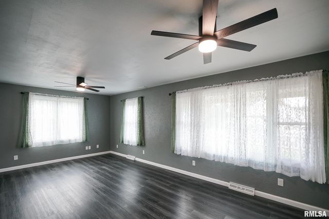 500 N 6TH Street, Pekin, IL 61554