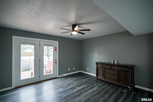 500 N 6TH Street, Pekin, IL 61554