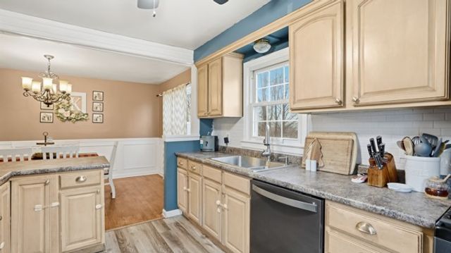 908 Aetna Dr, Ellwood City, PA 16117