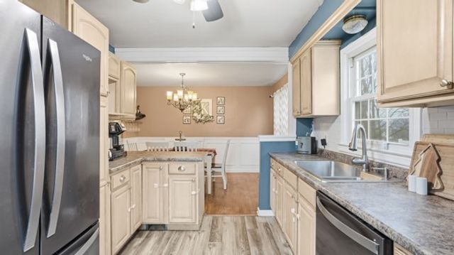 908 Aetna Dr, Ellwood City, PA 16117