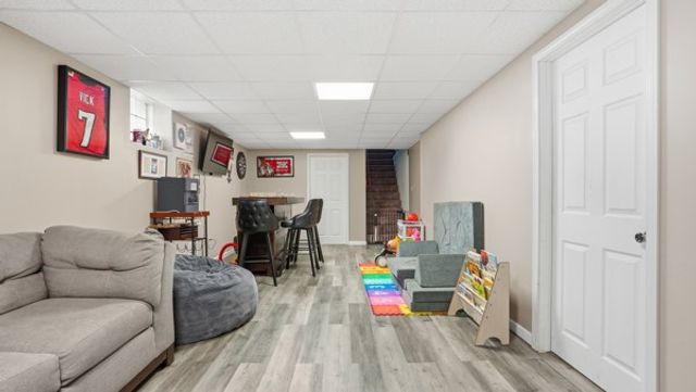 908 Aetna Dr, Ellwood City, PA 16117