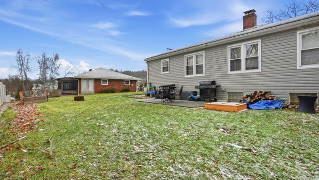 908 Aetna Dr, Ellwood City, PA 16117