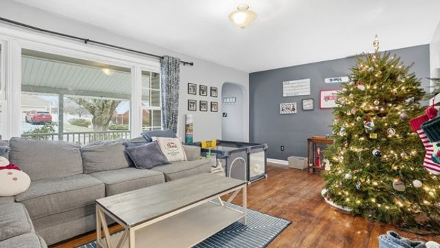 908 Aetna Dr, Ellwood City, PA 16117