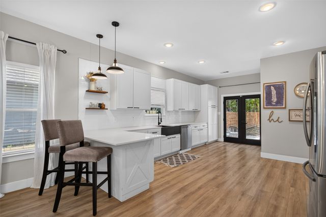 2511 Gladstone Drive, Dallas, TX 75211
