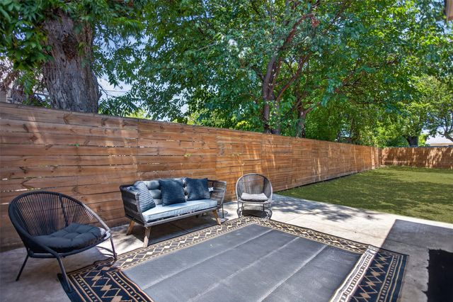 2511 Gladstone Drive, Dallas, TX 75211