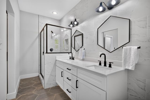 2511 Gladstone Drive, Dallas, TX 75211