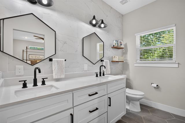 2511 Gladstone Drive, Dallas, TX 75211