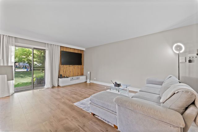 368 southbury Court B1, Schaumburg, IL 60193