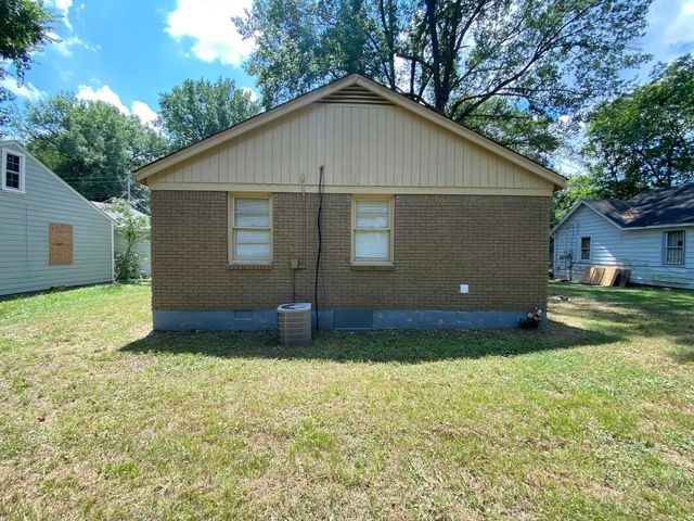 1688 S WINSTON DR, Memphis, TN 38127