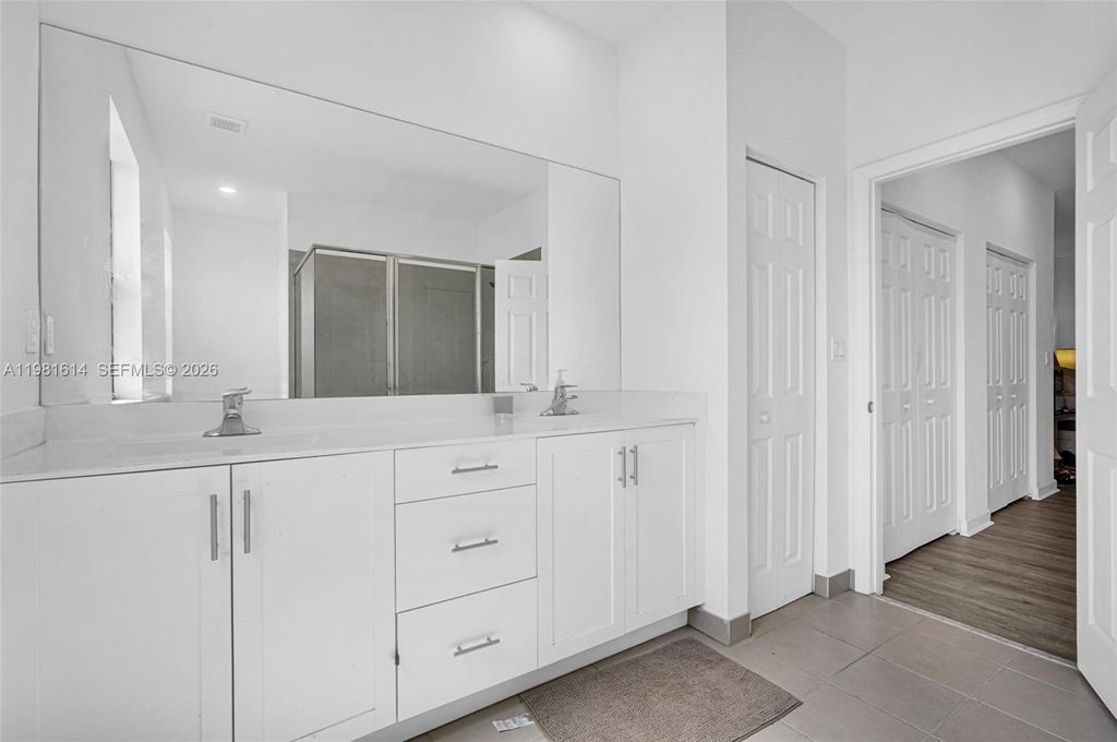 Image 10 of property listing at 1901 SW 5th Ct, Fort Lauderdale, FL 33312