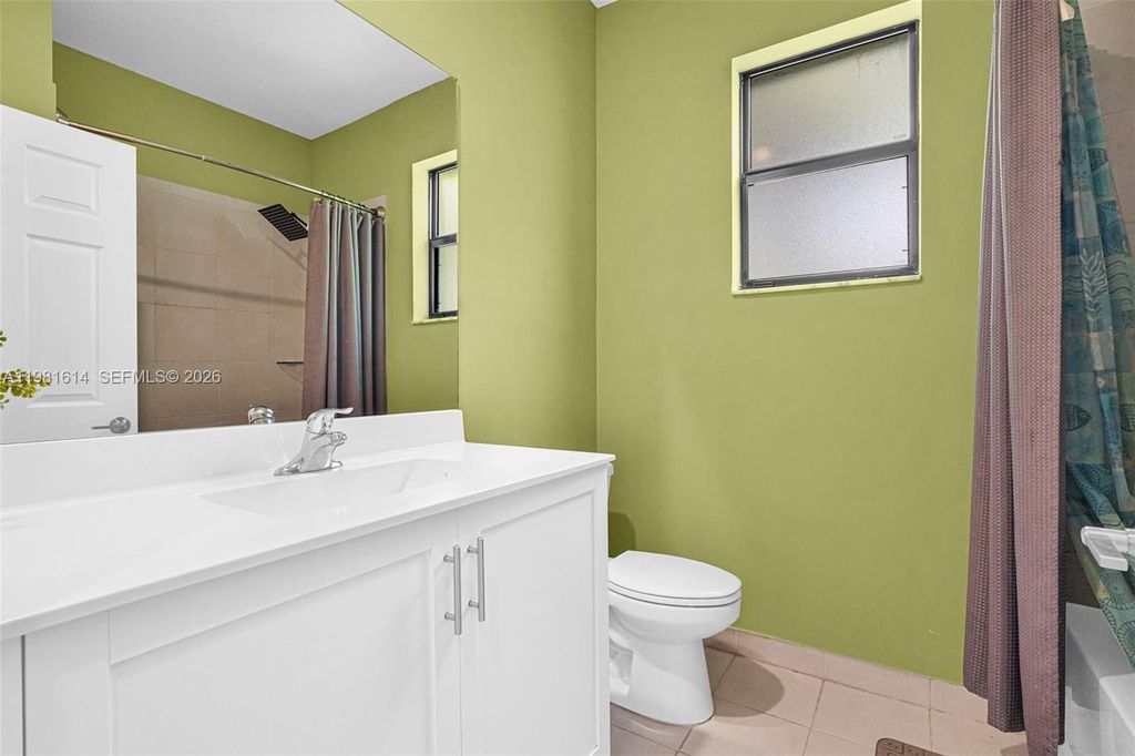 Image 15 of property listing at 1901 SW 5th Ct, Fort Lauderdale, FL 33312