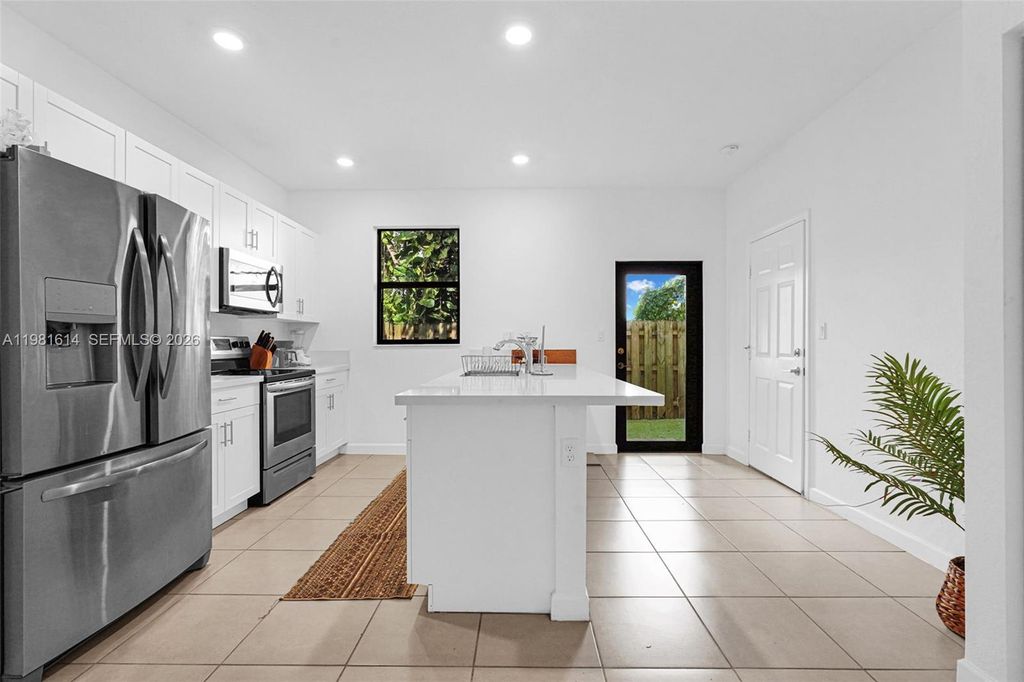 Image 17 of property listing at 1901 SW 5th Ct, Fort Lauderdale, FL 33312