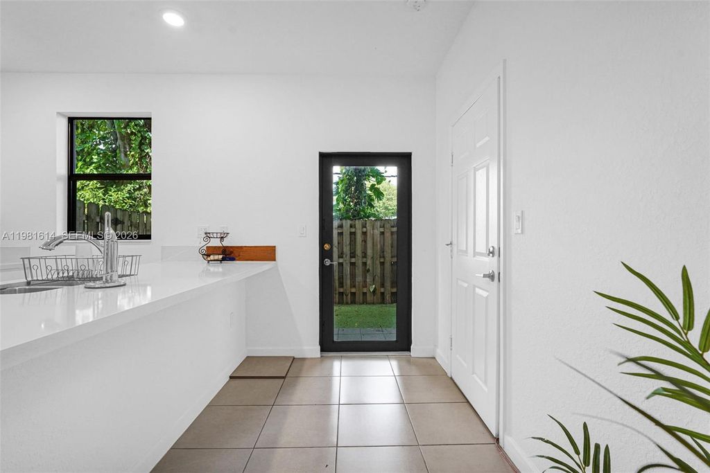 Image 18 of property listing at 1901 SW 5th Ct, Fort Lauderdale, FL 33312