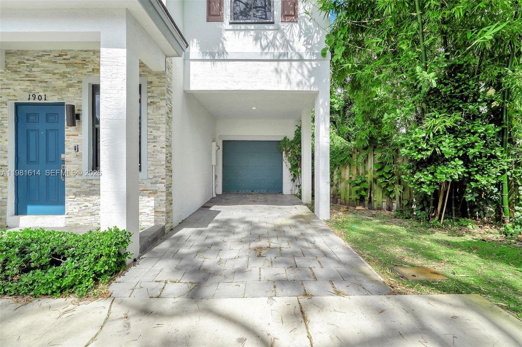 Image 31 of property listing at 1901 SW 5th Ct, Fort Lauderdale, FL 33312