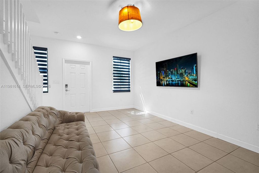 Image 6 of property listing at 1901 SW 5th Ct, Fort Lauderdale, FL 33312
