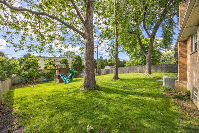 712 Spring Street, Roselle, IL 60172
