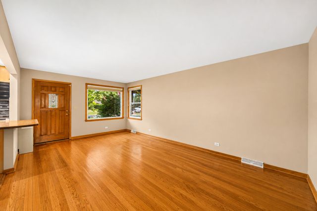 712 Spring Street, Roselle, IL 60172