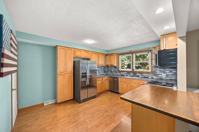 712 Spring Street, Roselle, IL 60172
