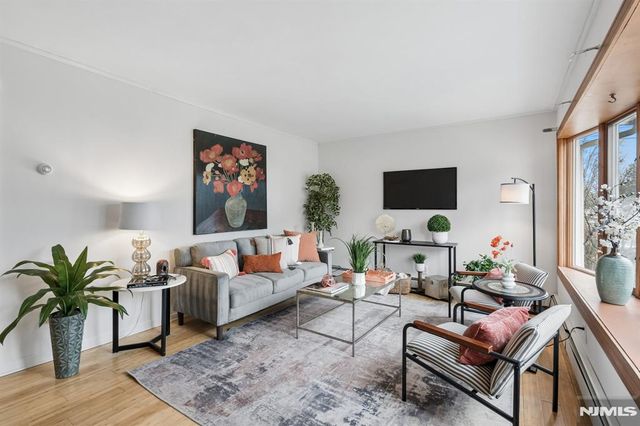 13 Central Avenue, Pompton Lakes, NJ 07442