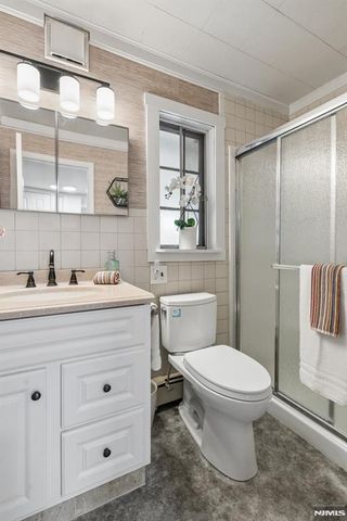 13 Central Avenue, Pompton Lakes, NJ 07442