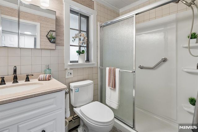 13 Central Avenue, Pompton Lakes, NJ 07442