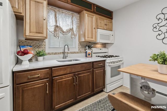 13 Central Avenue, Pompton Lakes, NJ 07442