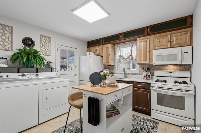 13 Central Avenue, Pompton Lakes, NJ 07442