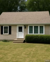 13 Central Avenue, Pompton Lakes, NJ 07442