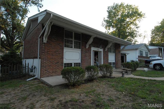 12428 Marine Avenue, Maryland Heights, MO 63043