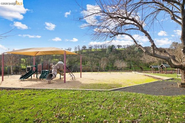 4955 Little John Rd, Copperopolis, CA 95228