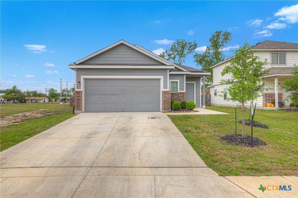 Image 15 of property listing at 621 Kulpa Cross, Seguin, TX 78155