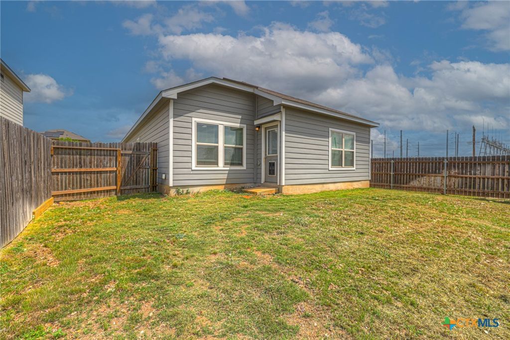 Image 17 of property listing at 621 Kulpa Cross, Seguin, TX 78155