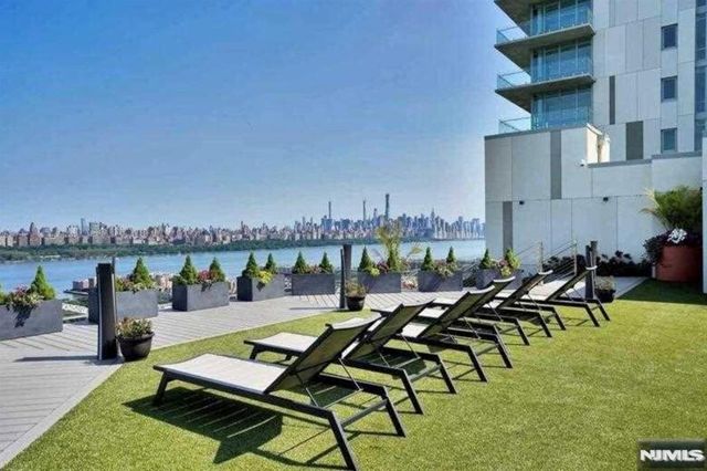 320 Adolphus Avenue 121, Cliffside Park, NJ 07010