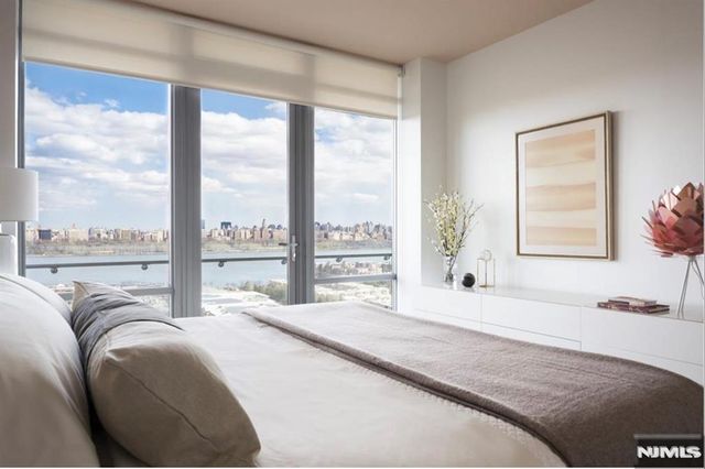 320 Adolphus Avenue 121, Cliffside Park, NJ 07010