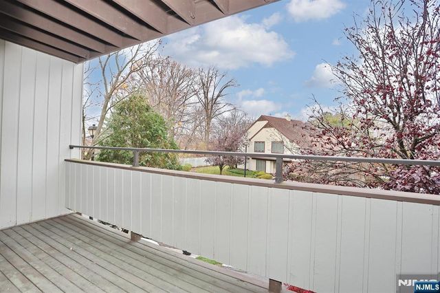 33 Elizabeth Terrace, Leonia, NJ 07605