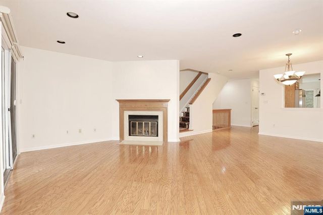 33 Elizabeth Terrace, Leonia, NJ 07605