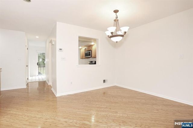 33 Elizabeth Terrace, Leonia, NJ 07605