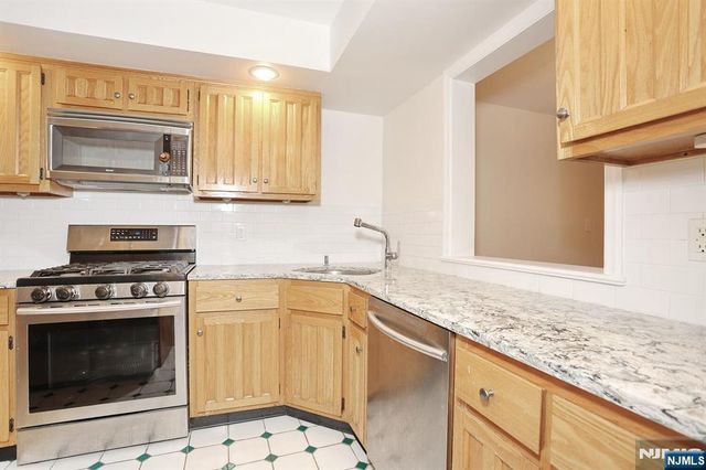 33 Elizabeth Terrace, Leonia, NJ 07605