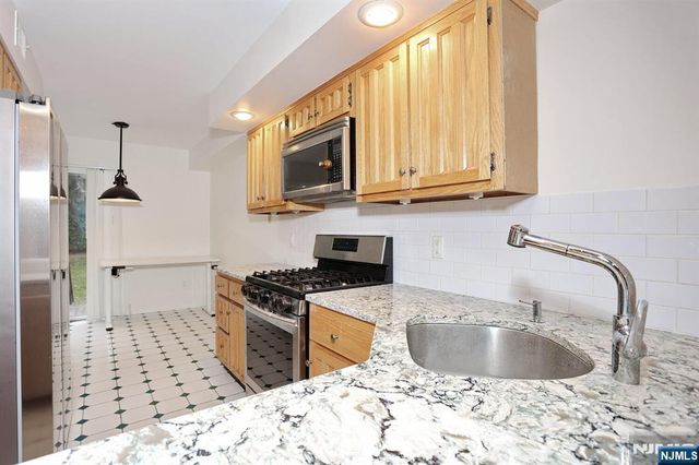 33 Elizabeth Terrace, Leonia, NJ 07605